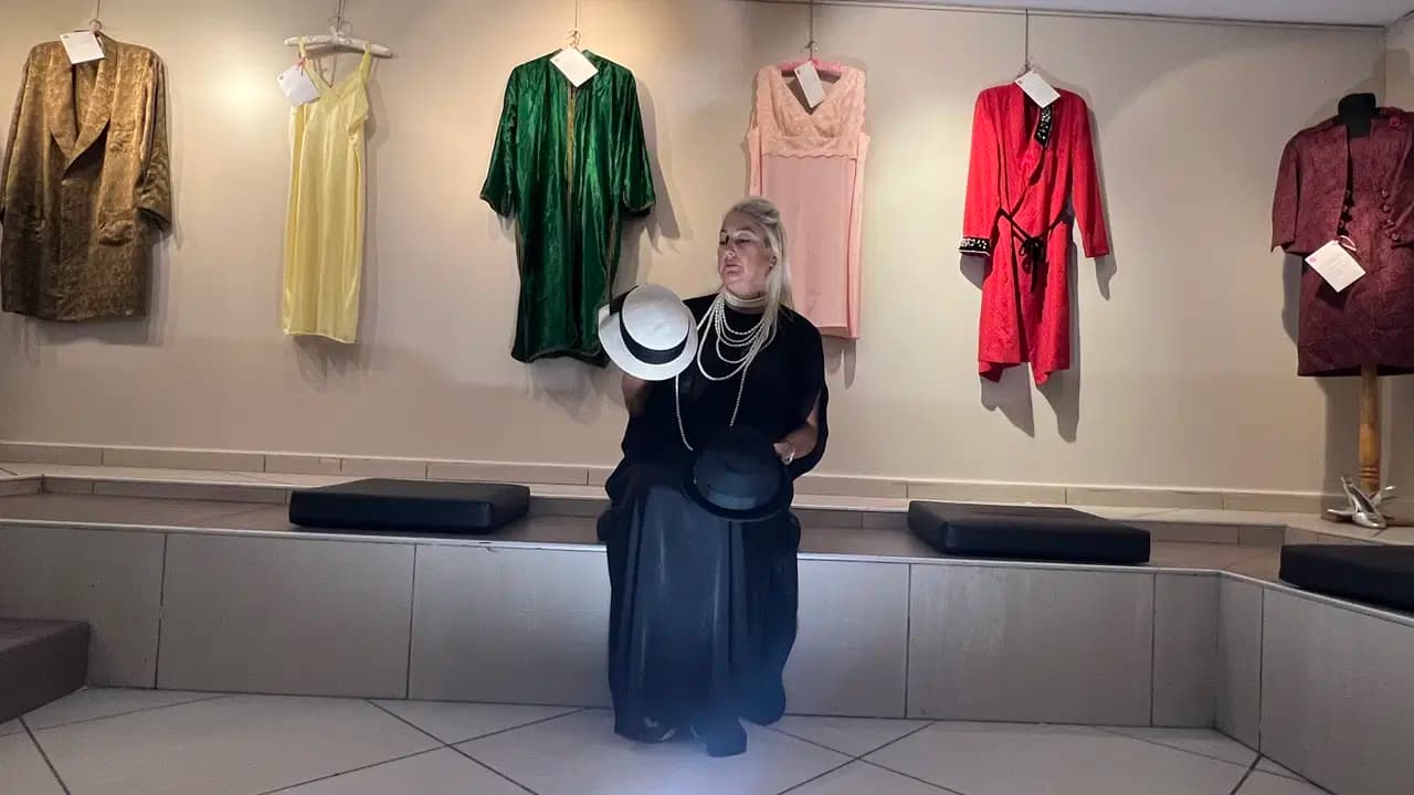 Tutkusunu sergiye dönüştürdü: Esin Derin Aden'den 70 parçalık vintage koleksiyonu