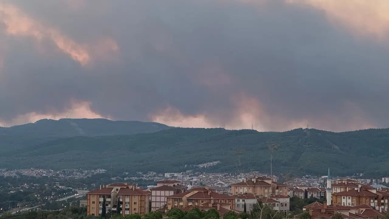 Muğla’da yangın büyüyor: 2 il etkilendi, evler tahliye ediliyor!