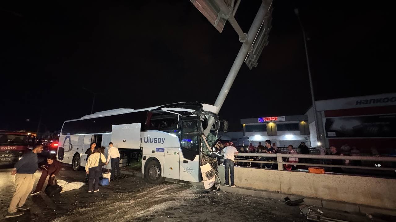 Adana’da feci kaza... Yolcu otobüsü tabela direğine çarptı: Çok sayıda yaralı var!