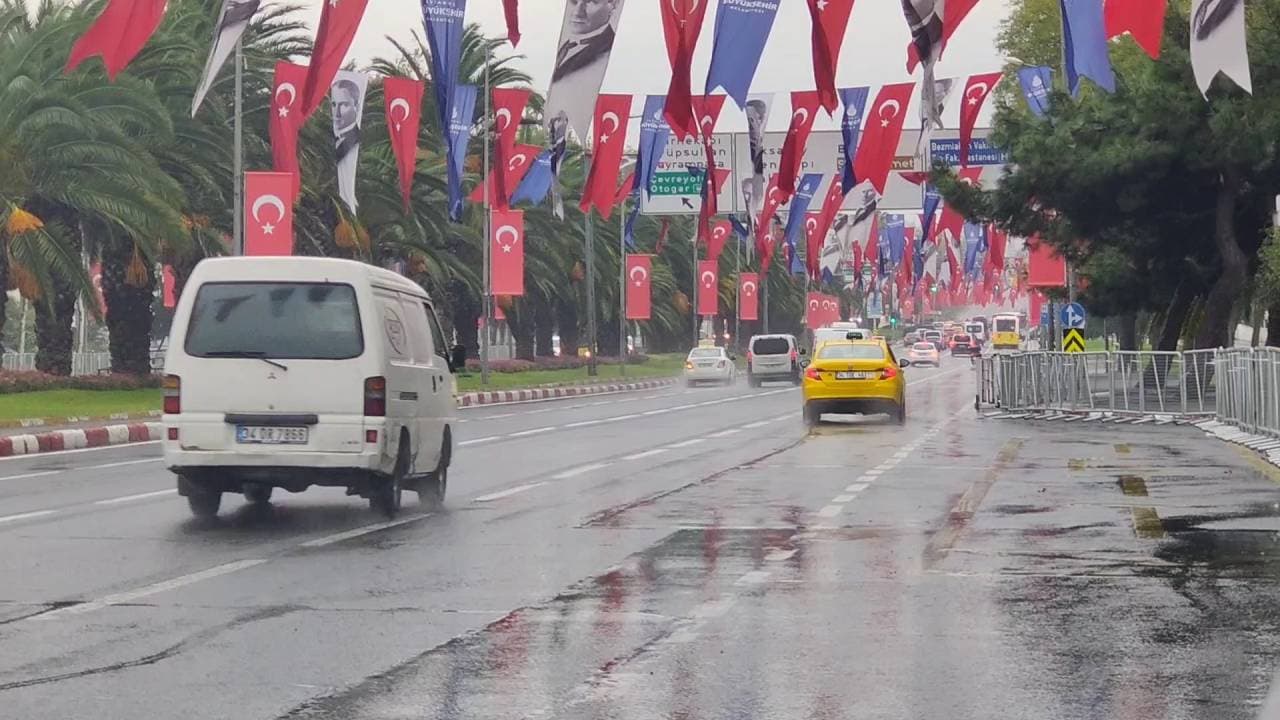İstanbul'da 29 Ekim Cumhuriyet Bayramı nedeniyle kapatılan yollar trafiğe açıldı