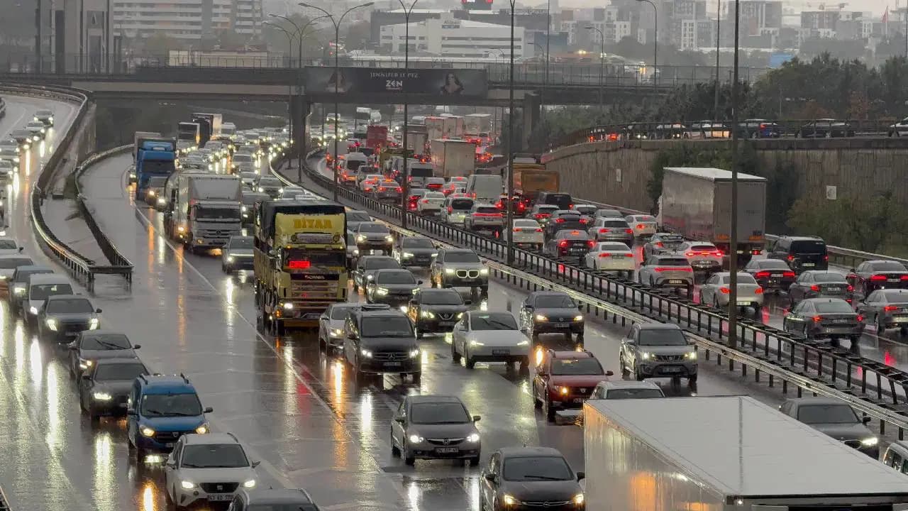 İstanbul'da yollar kilitlendi: Yoğunluk yüzde 89'a ulaştı