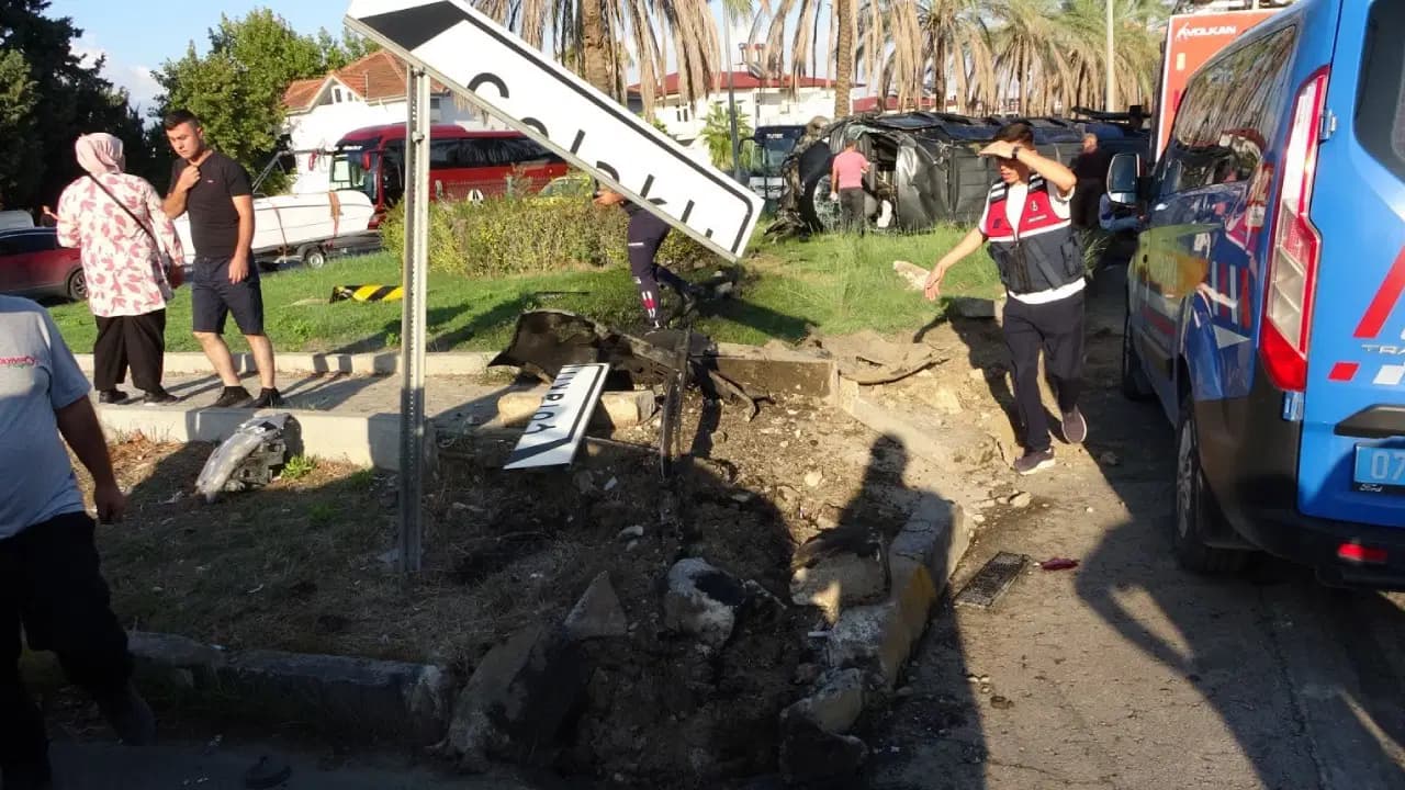 Antalya’da turistleri taşıyan minibüs, kamyonet ve otomobil ile çarpıştı: 15 kişi yaralandı