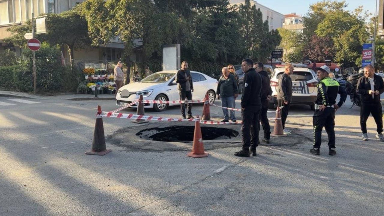 Beşiktaş’ta ana caddede yol çöktü: Trafikte aksama yaşandı
