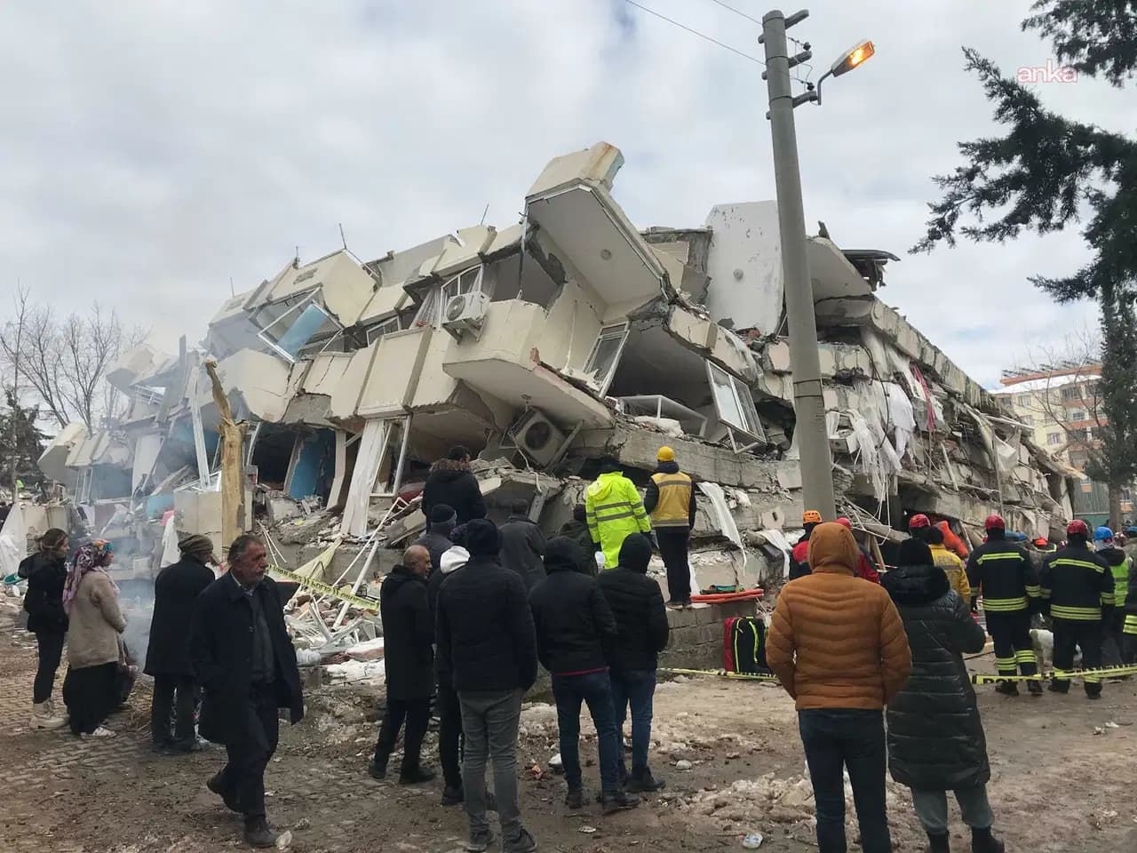 Adıyaman Cumhuriyet Başsavcılığı, depremde yıkılan Arı Apartmanı fezlekesini eksiklikler nedeniyle iade etti