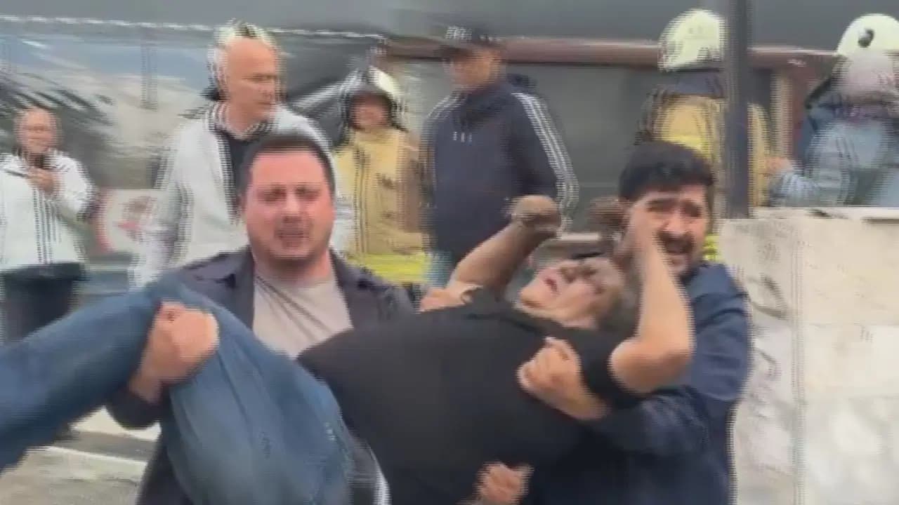 Son Dakika... İstanbul Kadıköy'de 8 katlı binada yangın: Mahsur kalanlar var!