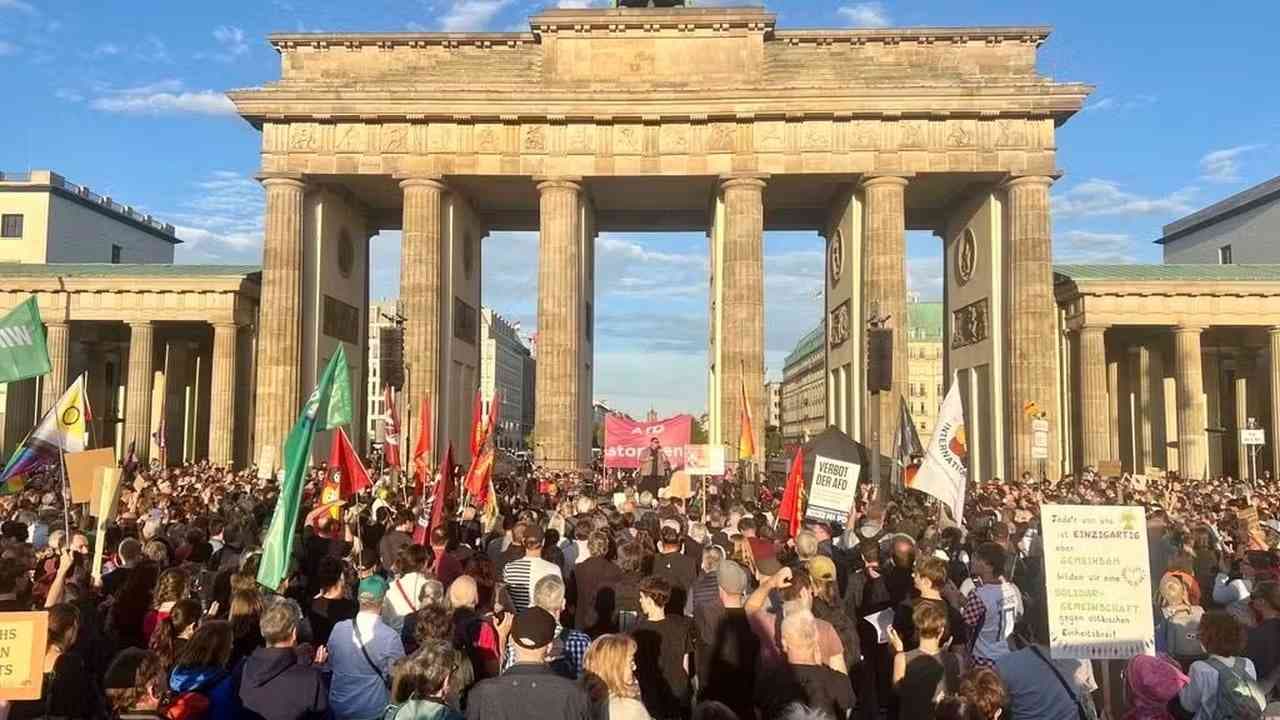 Berlin’de AfD karşıtı protesto: Binlerce kişi Brandenburg Kapısı önünde toplandı