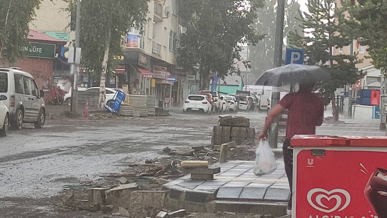 Ardahan'da şiddetli sağanak ve dolu: Ulaşım aksadı, tarım arazileri zarar gördü