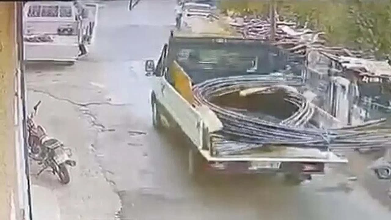 O anlar kamerada... Aydın'da kamyonetten sarkan demir çocuğa çarptı