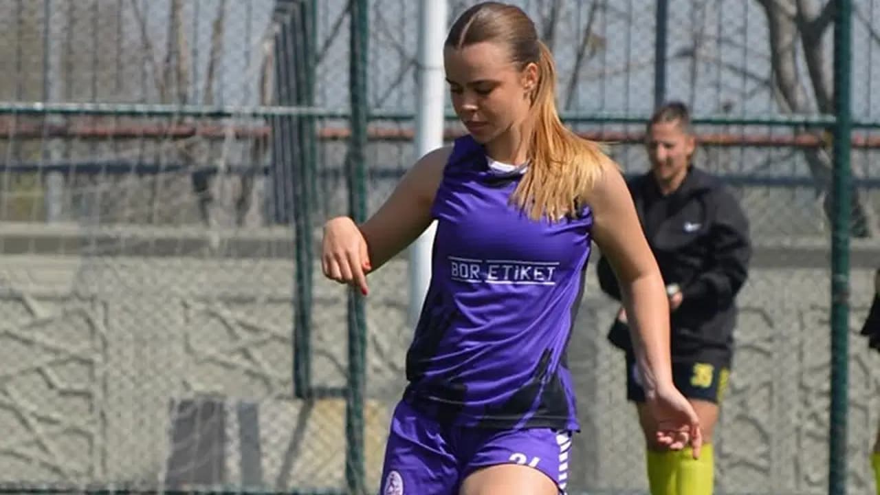 Turgutluspor'un yeni teknik direktörü 22 yaşındaki Zeynep Mestan oldu