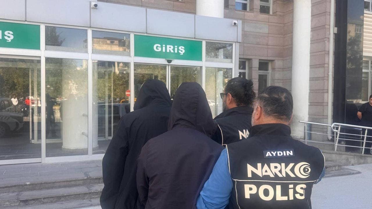 Kuşadası'nda uyuşturucu operasyonu: Adrese düzenlenen baskında esrar ele geçirildi, 2 şüpheli tutuklandı