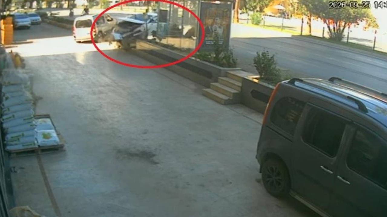 Antalya’da otomobil önce yayaya çarptı, ardından durağa daldı: 1’i ağır 3 yaralı