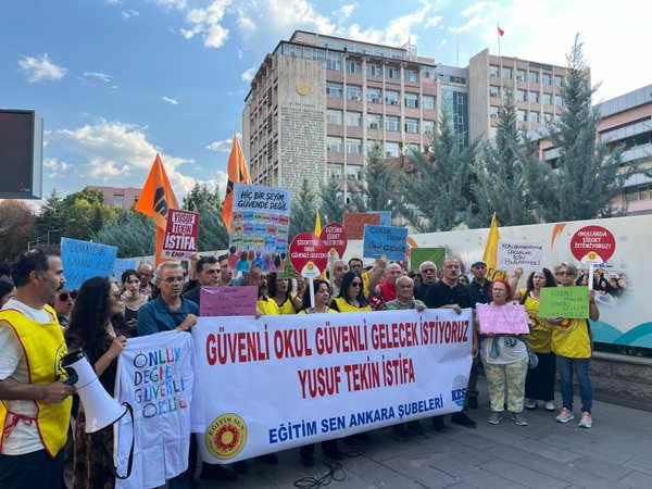 Eğitim Sen Manisa'daki okul saldırısını MEB önünde protesto etti: Protokoller ve törenler tek başına güvenli okul yaratmıyor!