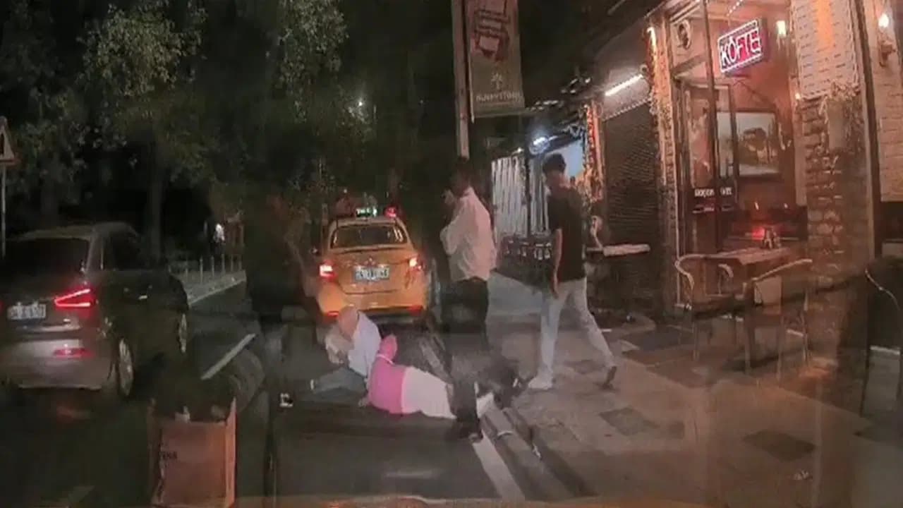 O anlar kamerada: Taksi şoförü 'ücret' tartışmasında yolcuları araçtan indirip darbetti