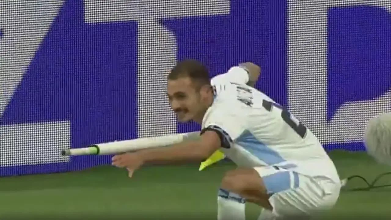 İsrailli futbolcu ateş etme taklidiyle sevindi: Oyundan atıldı
