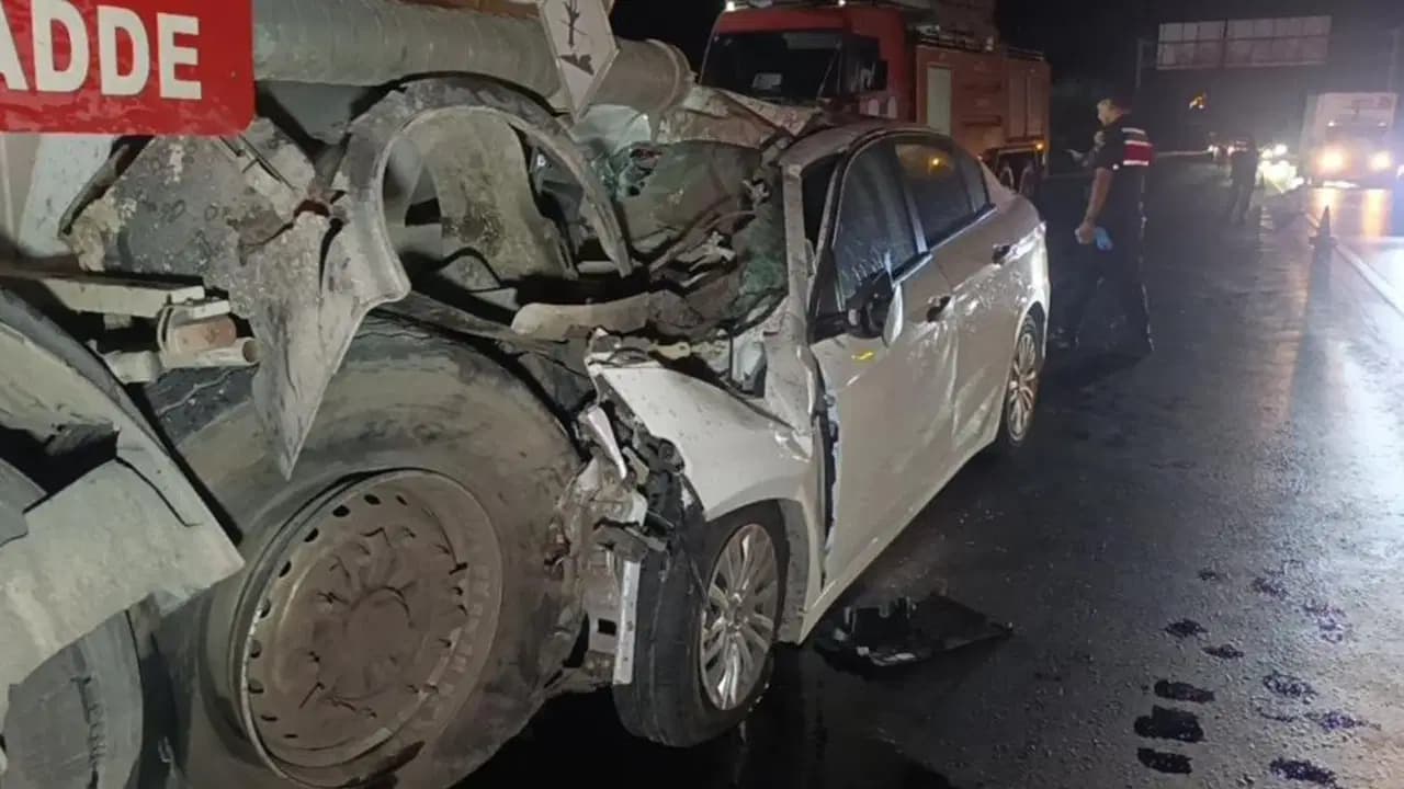 Feci kaza... Akaryakıt tankerine arkadan çarpan otomobil 100 metre sürüklendi: 1 ölü