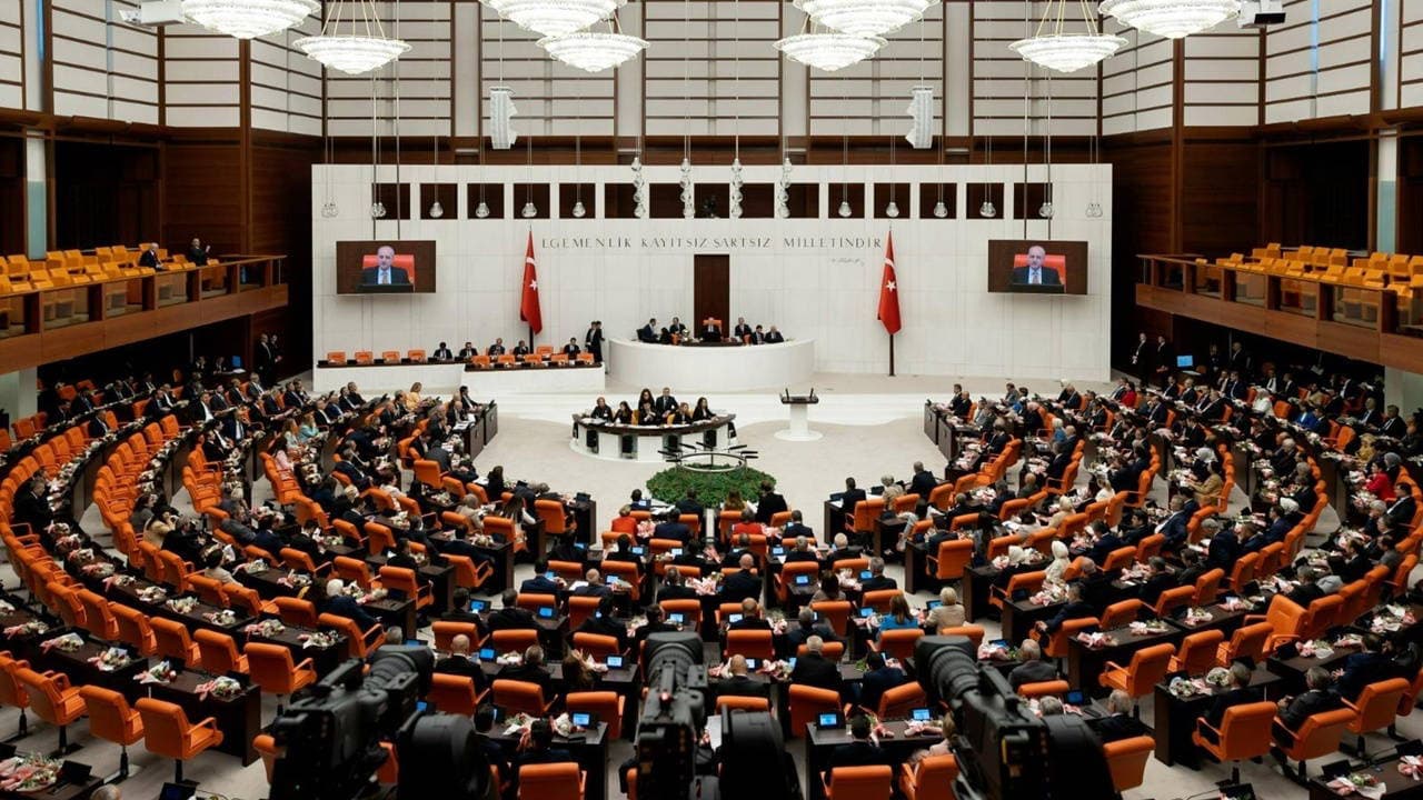 AKP'nin Meclis'in çalışma takvimine ilişkin grup önerisi kabul edildi