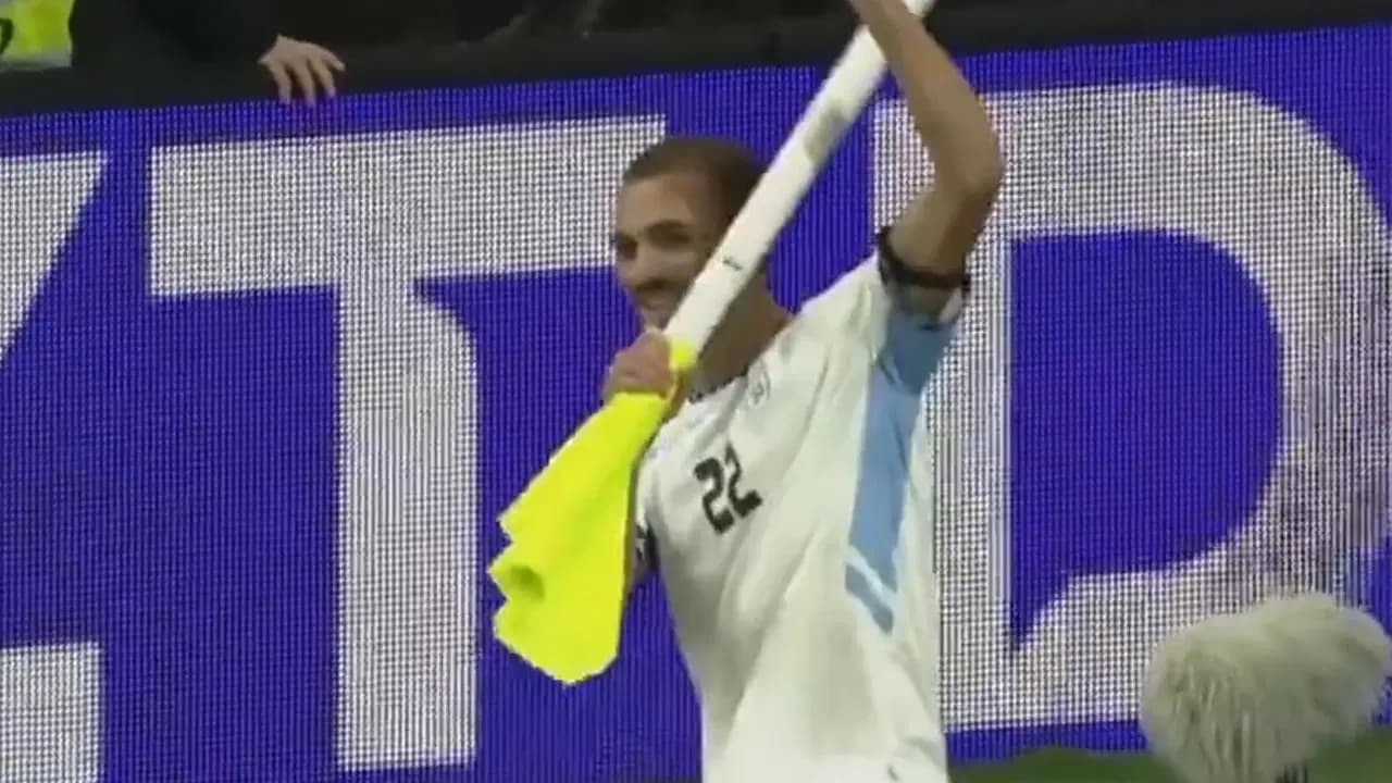 İsrailli futbolcu ateş etme taklidiyle sevindi: Oyundan atıldı