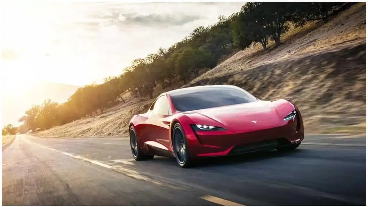 Uçan Tesla Roadster'a fırtına engeli: Gösteri bir kez daha ertelendi