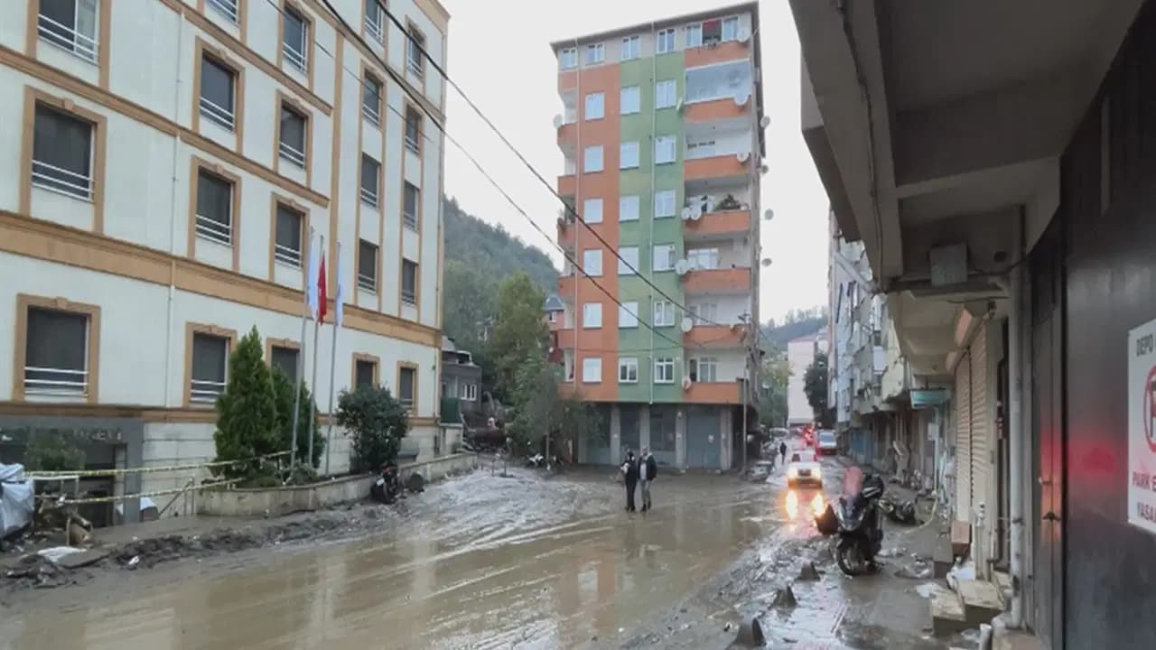 Ayazağa’da selin ardından: Enkaz kaldırma ve temizlik çalışmaları başladı