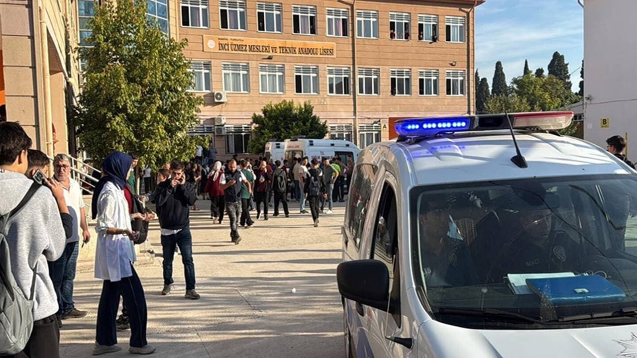 Manisa'da lisedeki saldırının görgü tanıkları konuştu: 'Müdahale edemezdik, elinde tüfek vardı'
