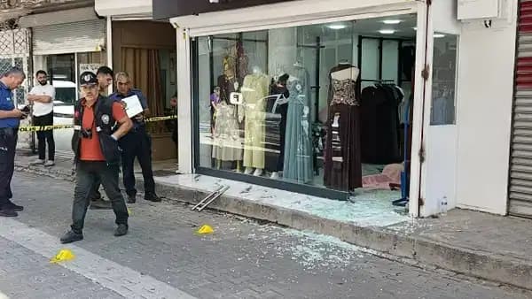 Adana'da silahlı saldırı... Giyim mağazasına ateş açtılar