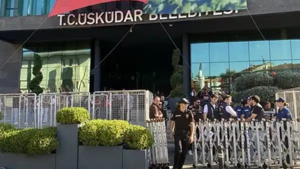 Üsküdar Belediyesi'nde seçim günü: Bina polis ablukasında