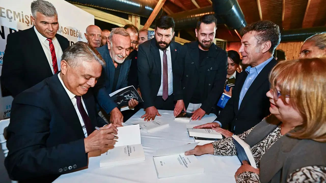 Muratpaşa Belediye Başkanı Uysal, yeni kitabı için tanıtım düzenledi: 'Cumhuriyet bize perspektif sunuyor'
