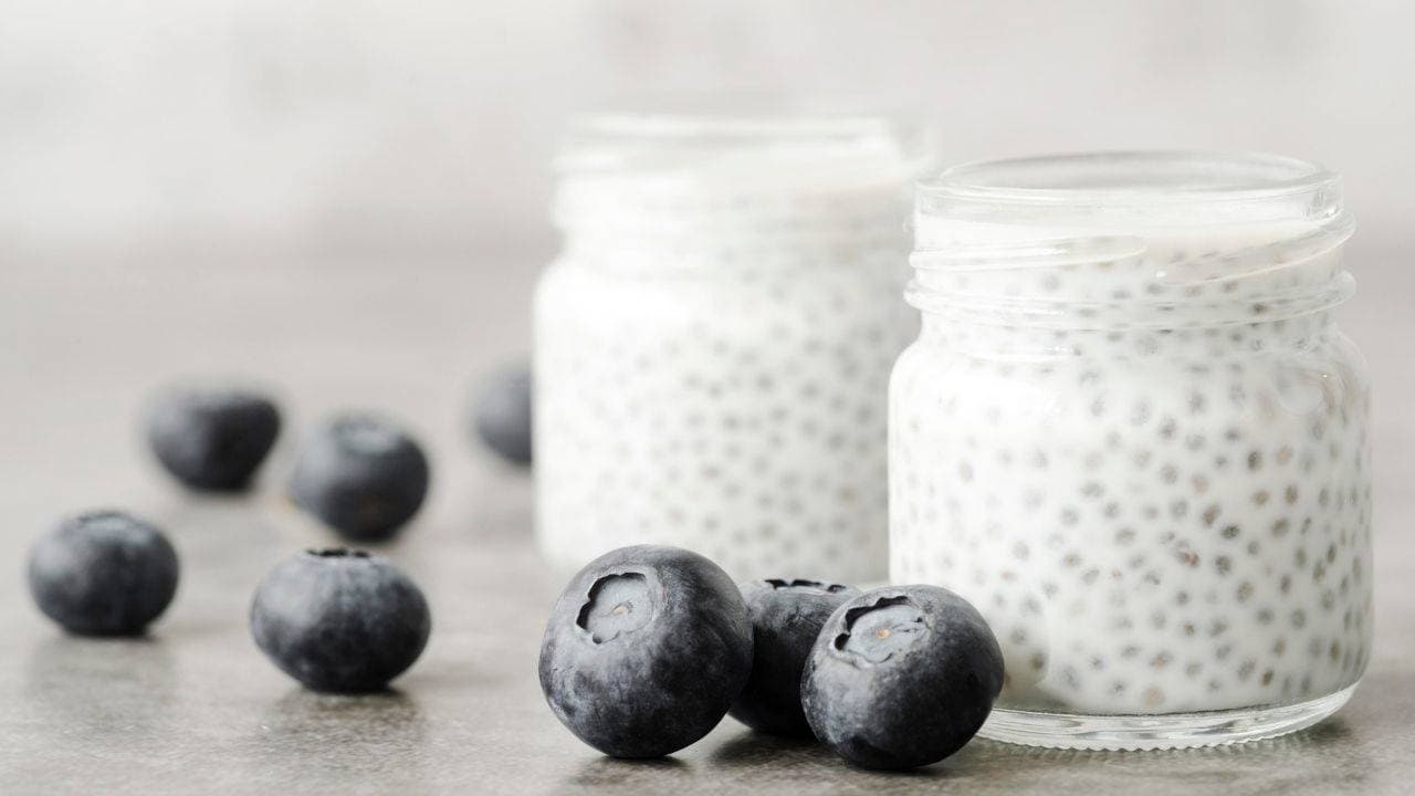 Pişirme derdine son: Kefir ve chialı orman meyveli fit puding tarifi...
