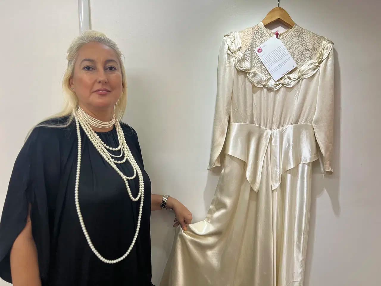 Tutkusunu sergiye dönüştürdü: Esin Derin Aden'den 70 parçalık vintage koleksiyonu
