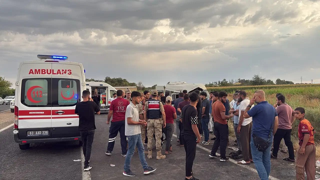Tarım işçilerini taşıyan minibüs kanala devrildi: 19 yaralı