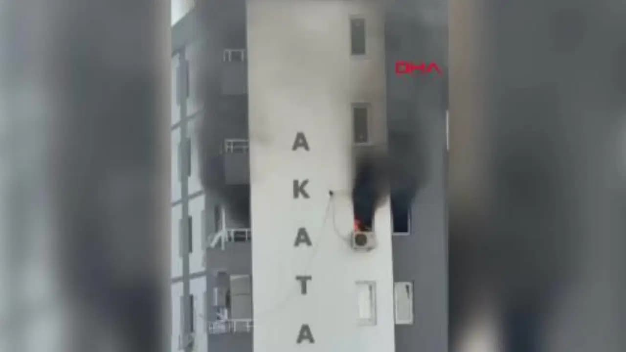Adana’da 7 katlı apartmandaki yangın paniği kameraya yansıdı