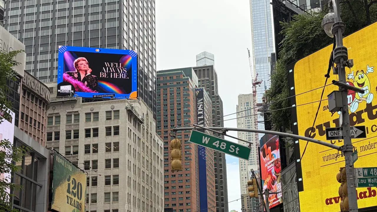 Erdoğan'a Zeki Müren’li karşılama: 19 Mart Platformu’ndan Times Square’de Lgbti+ mesajı