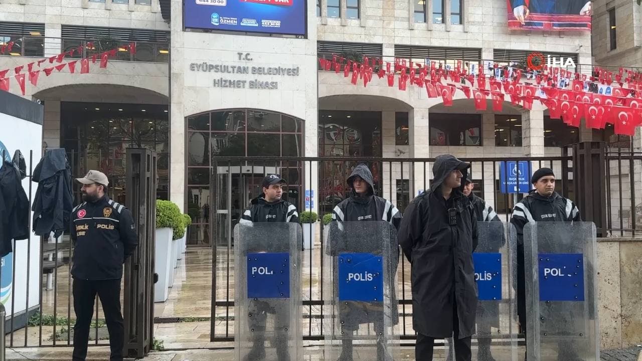 Siyasilerden Eyüpsultan Belediyesi'ne yönelik operasyona tepki yağdı: 'Milletin parasına çökenler, sandık iradesine çöküyor'