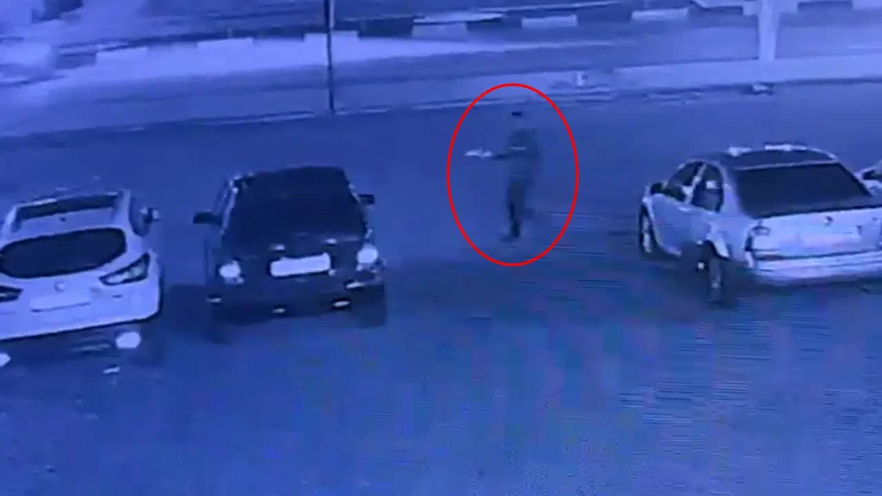 Benzin bidonuyla geldi, 6 otomobili ateşe verdi: Tutuklandı