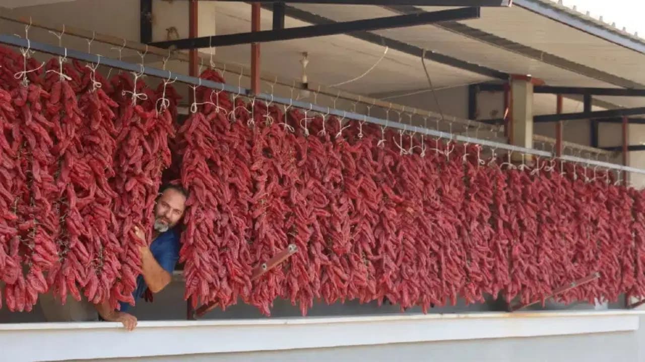 Hatay’da balkonlar kırmızıya büründü! Kilosu 500 TL’den satılıyor