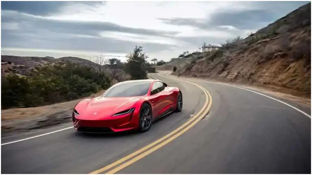 Uçan Tesla Roadster'a fırtına engeli: Gösteri bir kez daha ertelendi