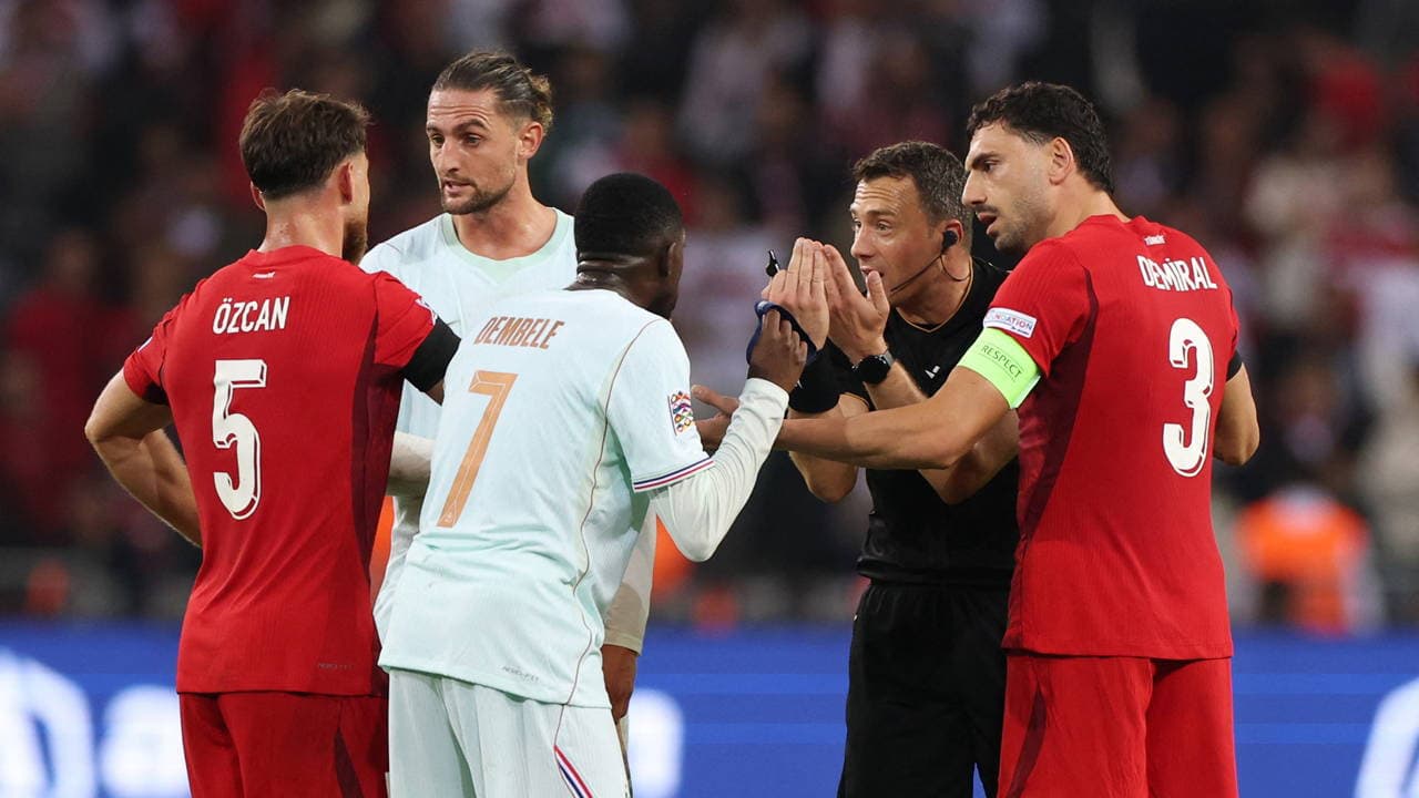 Merih Demiral'dan kırmızı kart tepkisi: 'Hakem de emin değildi'