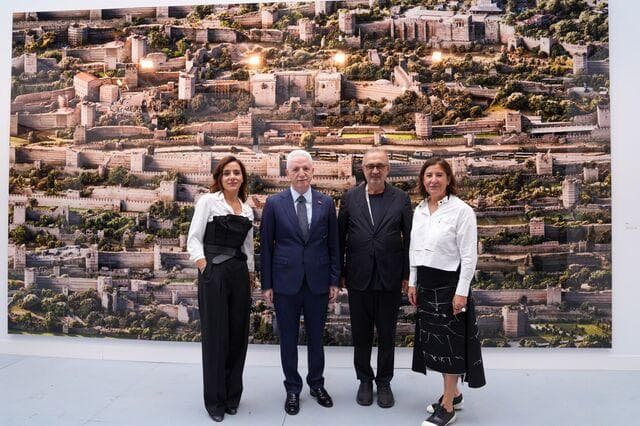 (Soldan sağa) Art On Galeri Direktörü Ece Köksal, İstanbul Valisi Davut Gül, Art On Kurucusu Oktay Duran, Contemporary Istanbul Yönetim Kurulu Başkan Yardımcısı Rabia Bakıcı Güreli