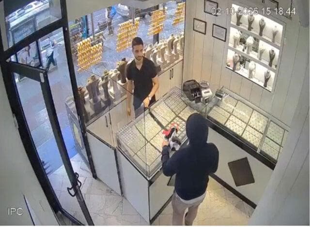 Kapüşonlu soyguncu elindeki poşeti kuyumcuya uzattı.