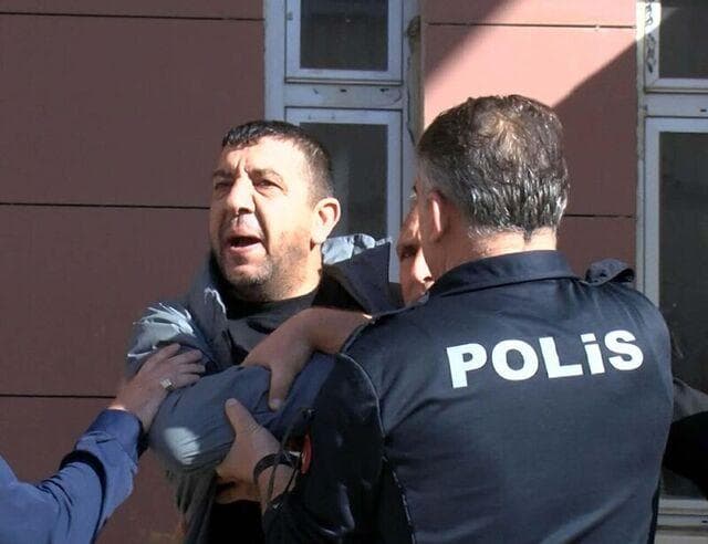 Manisa Büyükşehir Belediye Başkanı Ferdi Zeyrek'in, hayatını kaybetmesine ilişkin görülen davada sanık yakınları arasında gerginlik yaşandı.