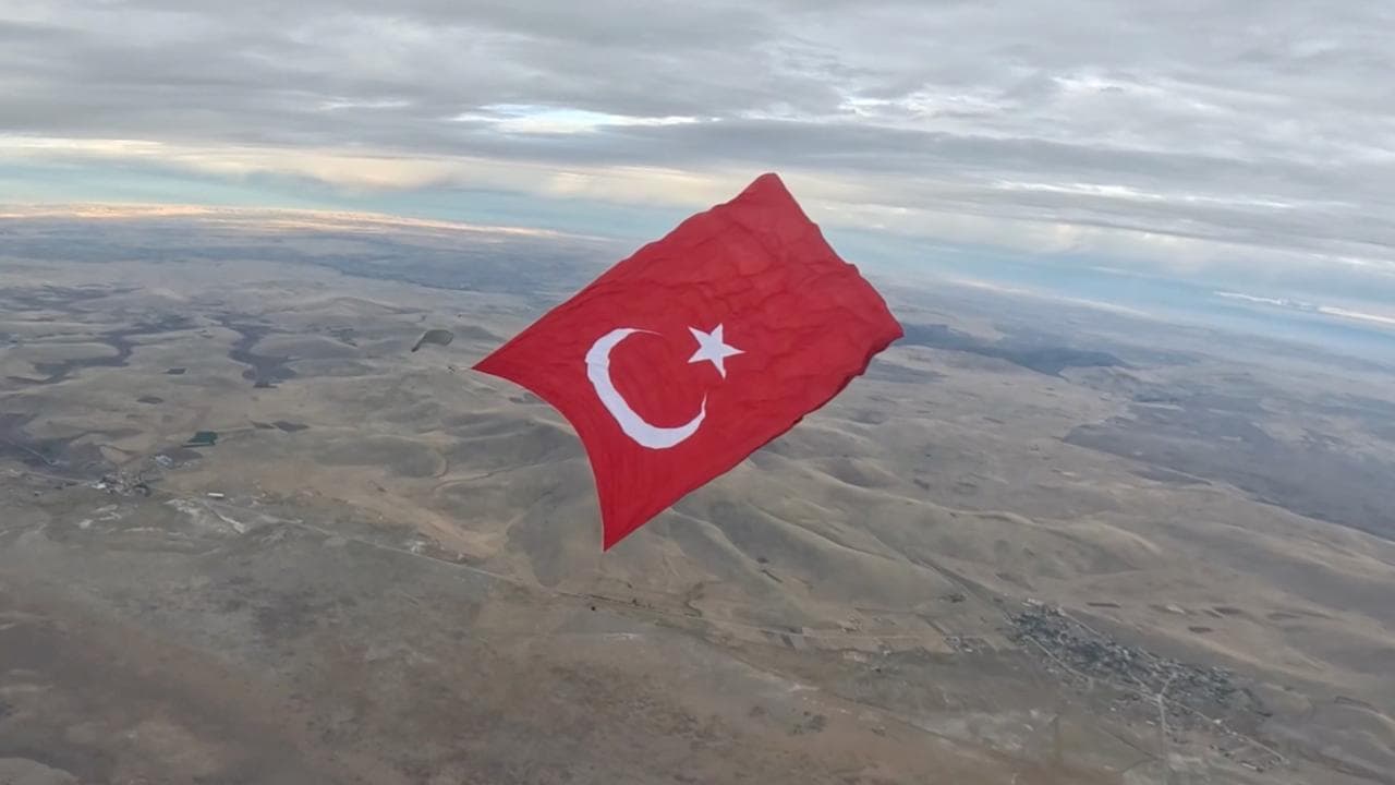 Gökyüzünde dev Türk bayrağıyla rekor