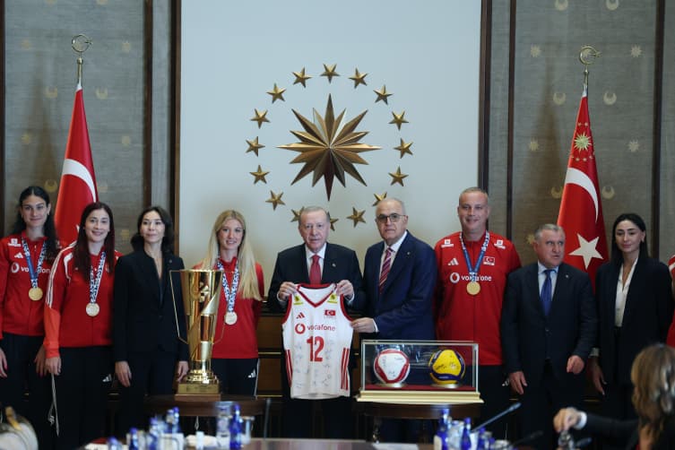 Cumhurbaşkanı Erdoğan, Avrupa Şampiyonu olan Filenin Sultanları'nı kabul etti