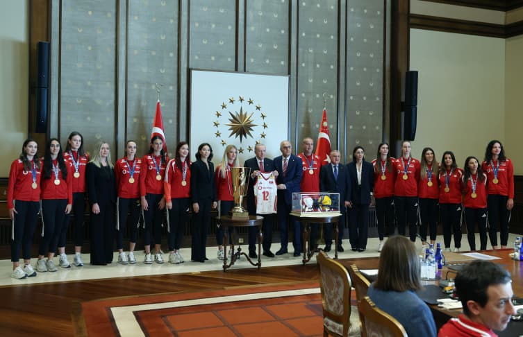 Cumhurbaşkanı Erdoğan, Avrupa Şampiyonu olan Filenin Sultanları'nı kabul etti
