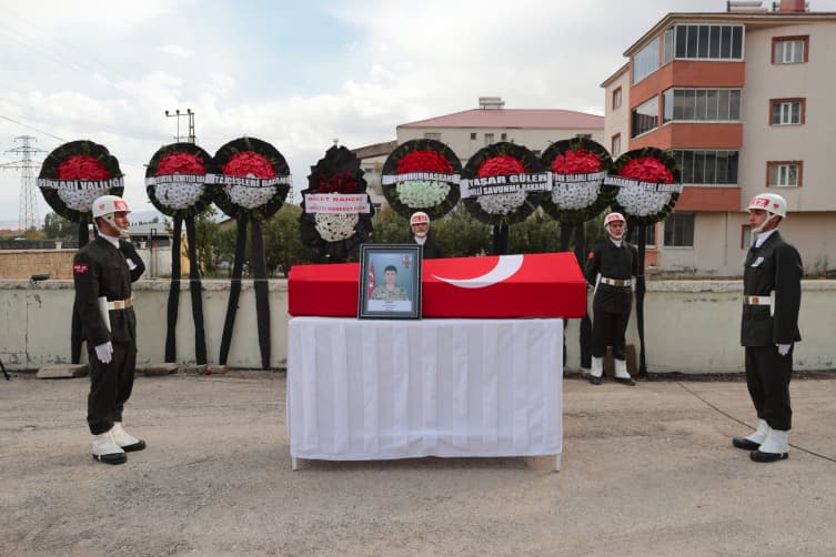 Iğdır'daki araç kazasında şehit olan askerimiz son yolculuğuna uğurlandı