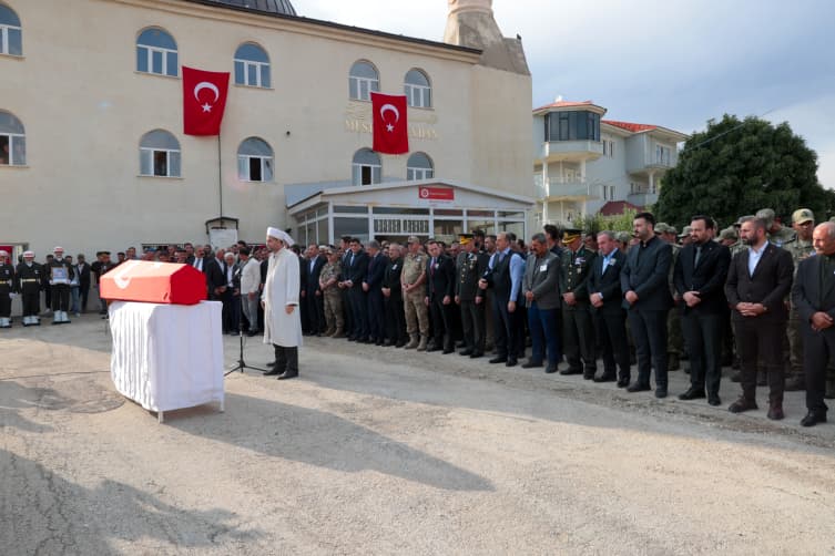 Iğdır'daki araç kazasında şehit olan askerimiz son yolculuğuna uğurlandı