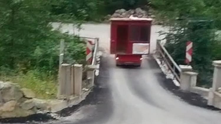 Karadeniz inadı işte böyle olur: Dik yokuşu kamyoneti geri geri sürerek çıktı!
