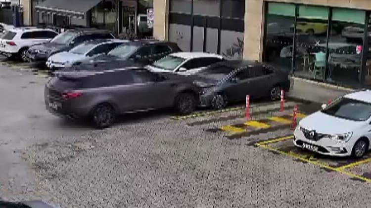 Gaz ile freni karıştırdı, önüne kattığı araçla birlikte kafeye girdi