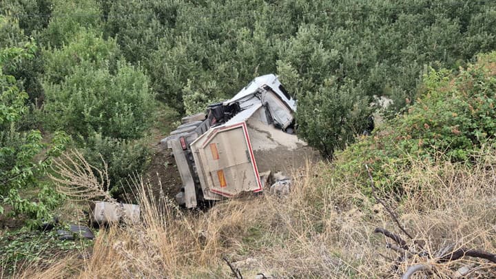Isparta'da TIR elma bahçesine uçtu! Sürücü hayatını kaybetti