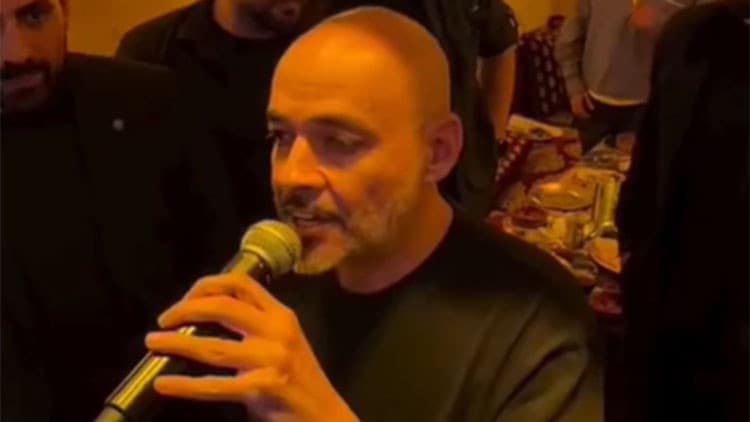 Sıra gecesinde rap söyledi
