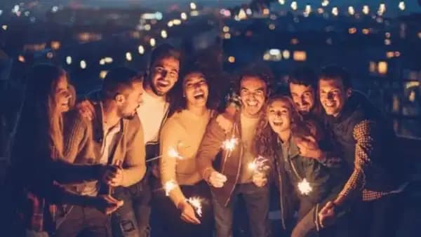 Muhabbetiyle her ortamı neşelendiren 4 erkek burcu: Bu burçlar arkadaş grubunun vazgeçilmezleri